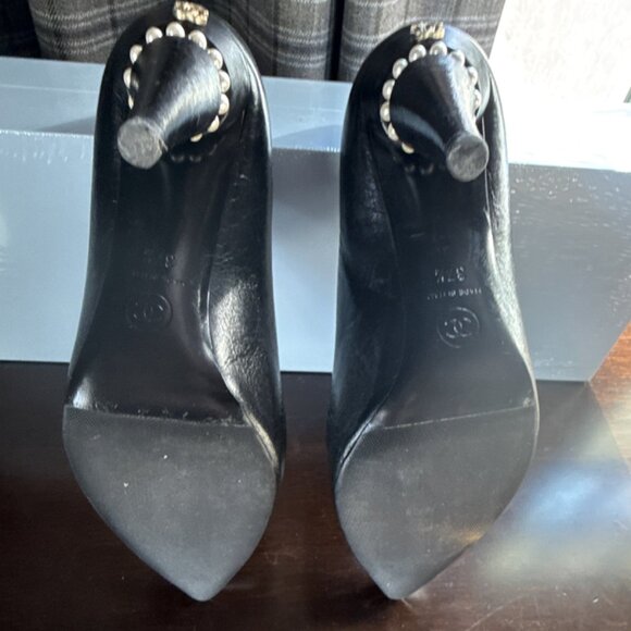 CHANEL Black Leather Pointed Toe Stiletto Pumps Pearl Logo Women's EU 37.5 US 7 - Picture 5 of 5